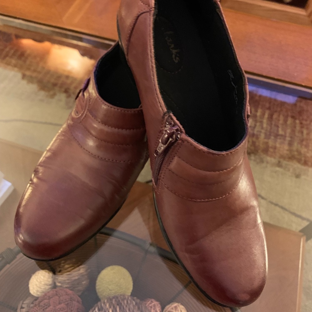 Clarks 8.5 N zipped Short Burgundy Booty